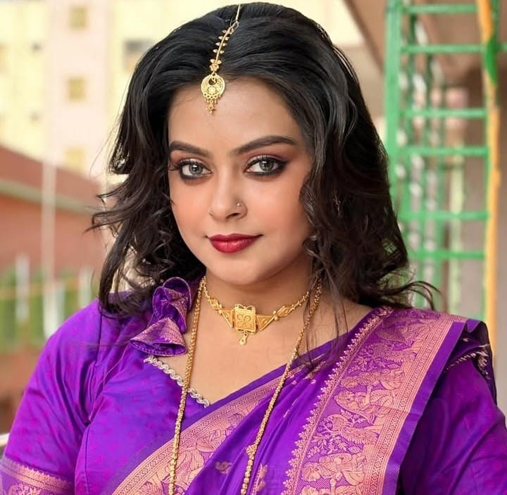 কাজের মেয়ে মনির রসালো যৌবন